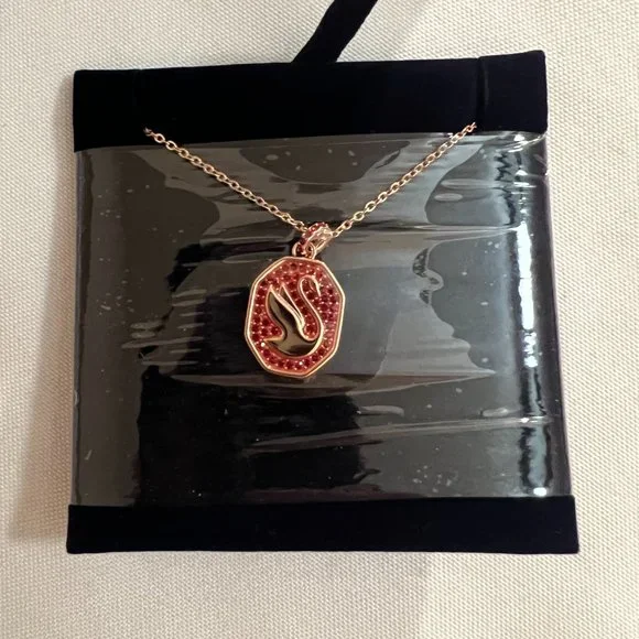 【SWAROVSKI】Iconic Swan Red, gold tone plating ネックレス Swarovski Iconic Swan Y necklace Swan, Red, Gold-tone plated